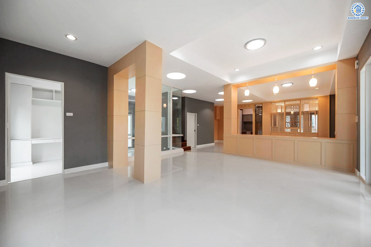 บ้านเดี่ยวมือสอง โครงการ เดอะวอเตอร์เฮ้าส์ กาญจนาฯ-บางบอน รองรับทุกความสุข เนื้อที่ 117.1 ตร.ว. ฟังก์ชัน 5 ห้องนอน 4 ห้องน้ำ 1 ห้องอเนกประสงค์ 1 ห้องแม่บ้าน จอดรถได้ 1 คัน บนทำเลใกล้รถไฟฟ้าสายสีน้ำเงิน "สถานีหลัก2" และจุดขึ้นทางด่วน "พระราม2" และ The Mall บางแค